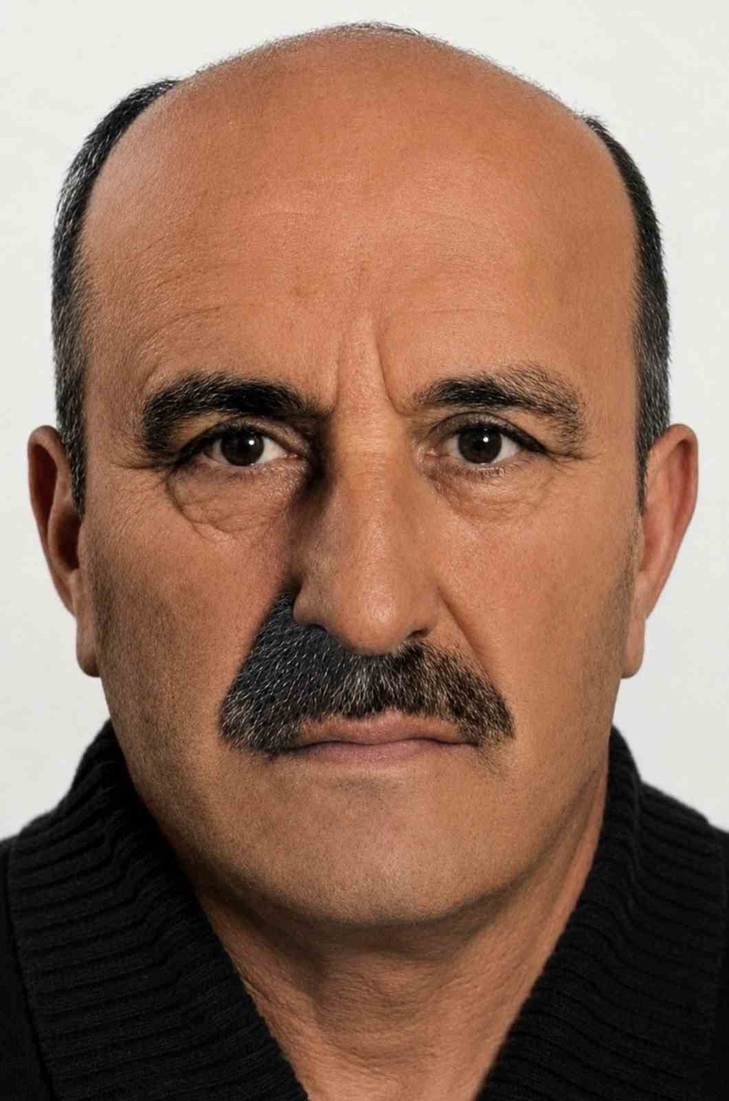 devrilen-tas-yuklu-kamyonun-surucusu-oldu-savrulan-taslar-evin-duvarini-yikti