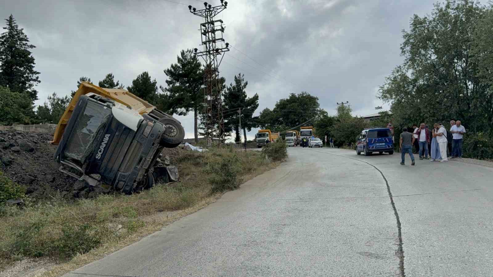 devrilen-tas-yuklu-kamyonun-surucusu-oldu-savrulan-taslar-evin-duvarini-yikti