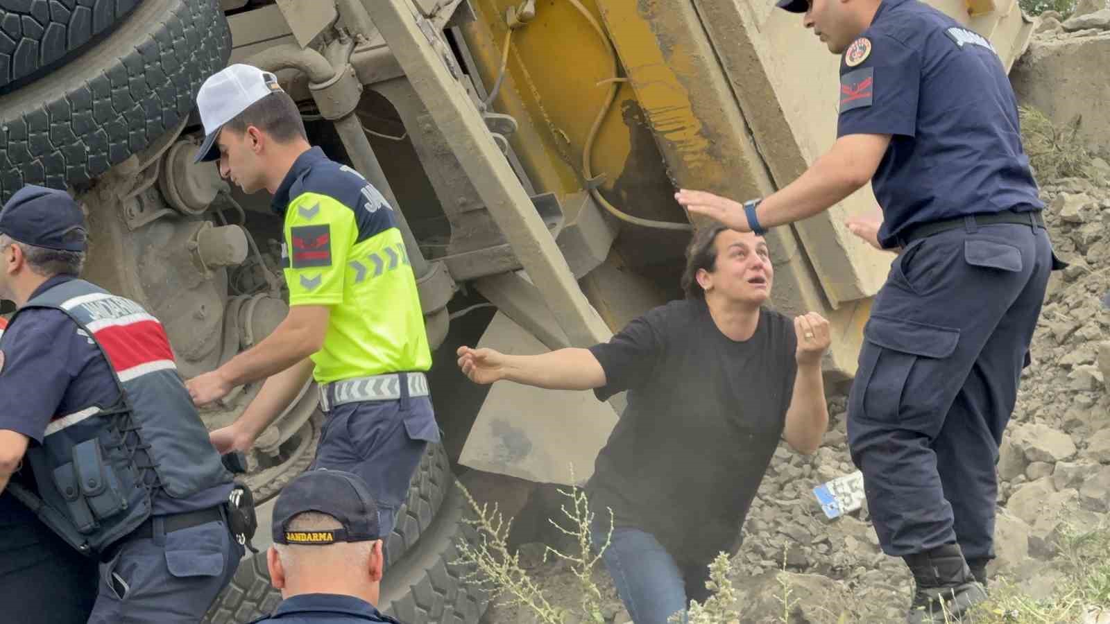 devrilen-tas-yuklu-kamyonun-surucusu-oldu-savrulan-taslar-evin-duvarini-yikti
