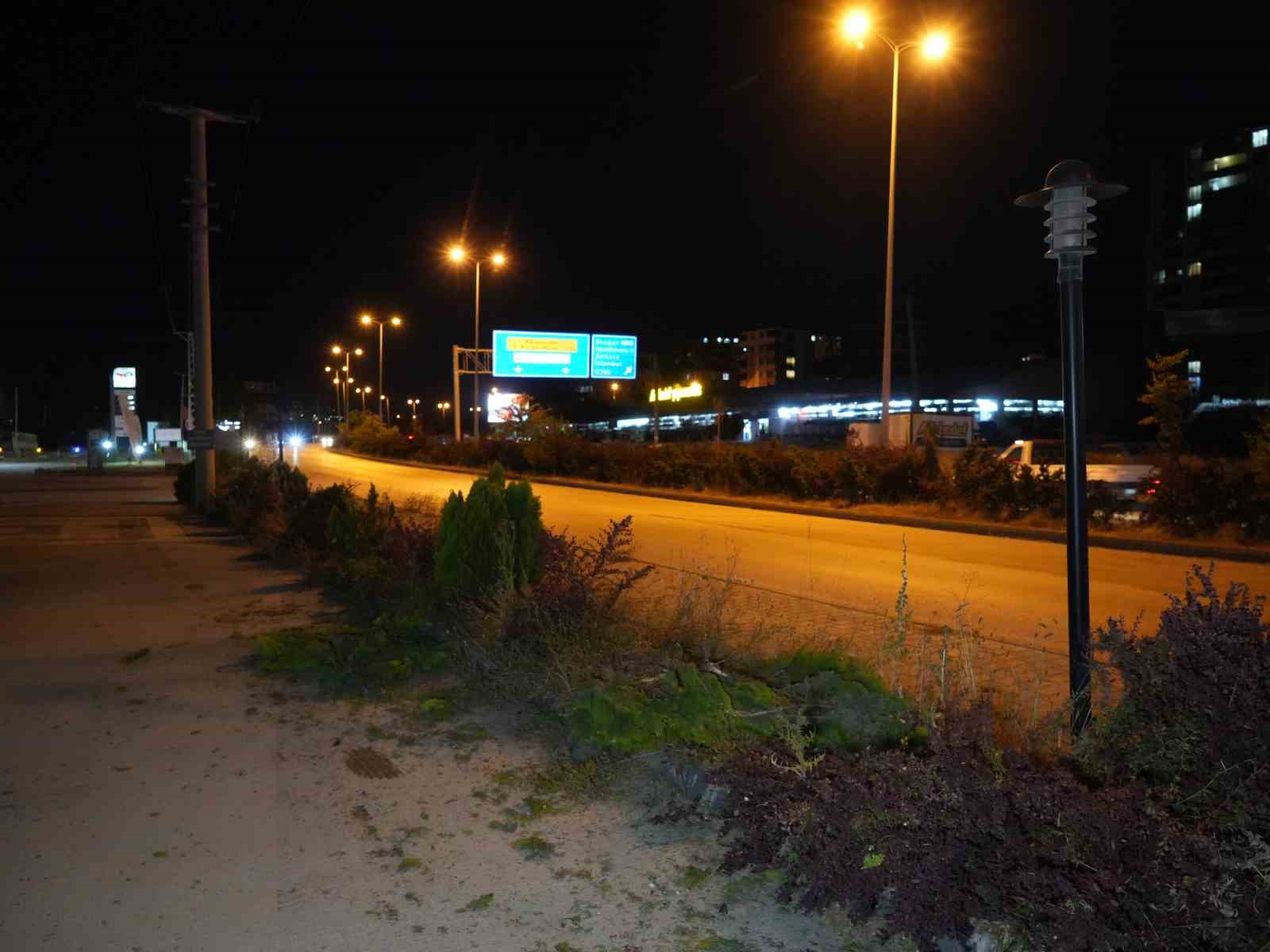 direksiyon-basinda-fenalasan-surucu-istinat-duvarina-carpti