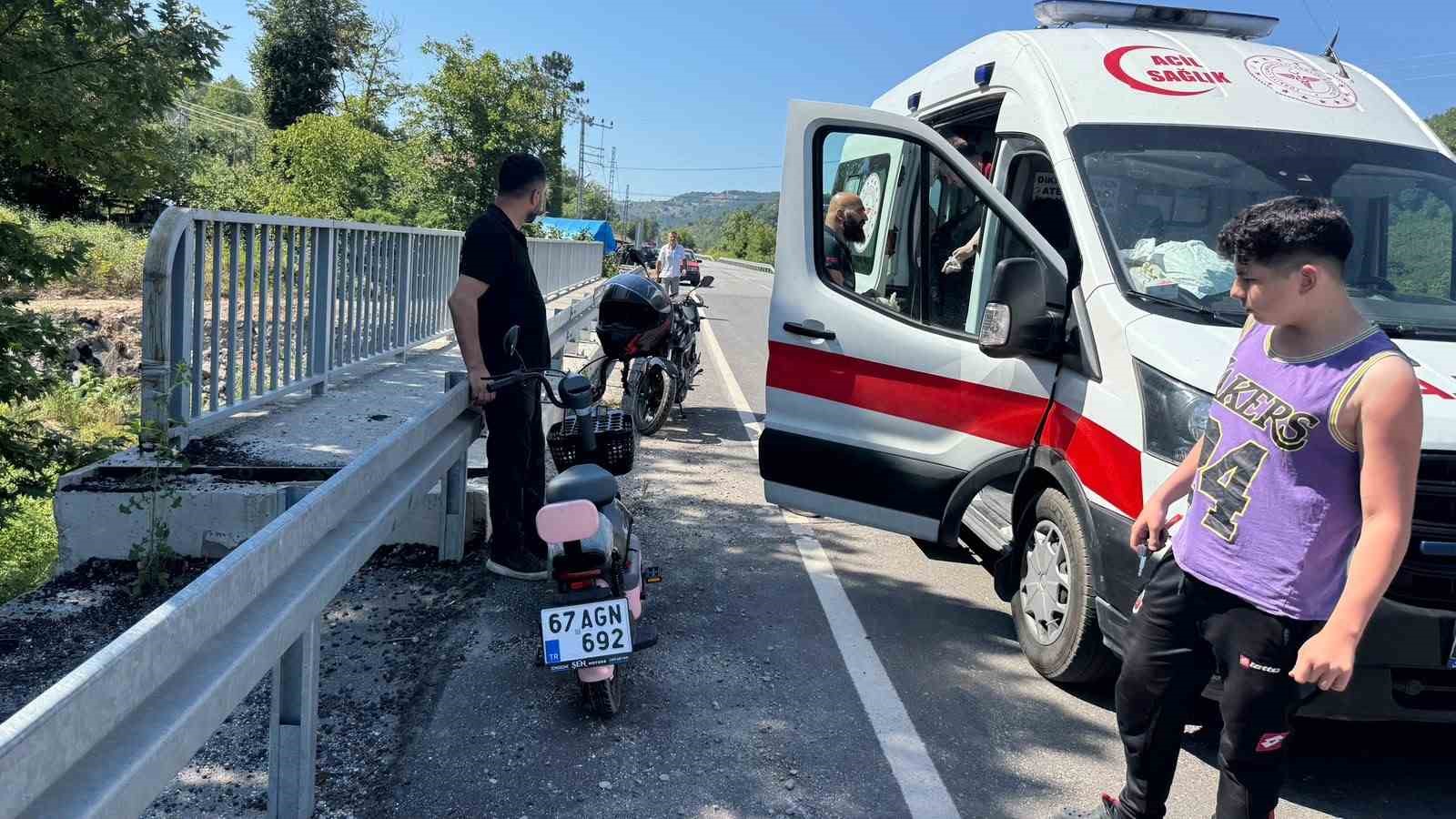 direksiyon-hakimiyetini-kaybeden-motosiklet-surucusu-bariyere-carpti-1-yarali