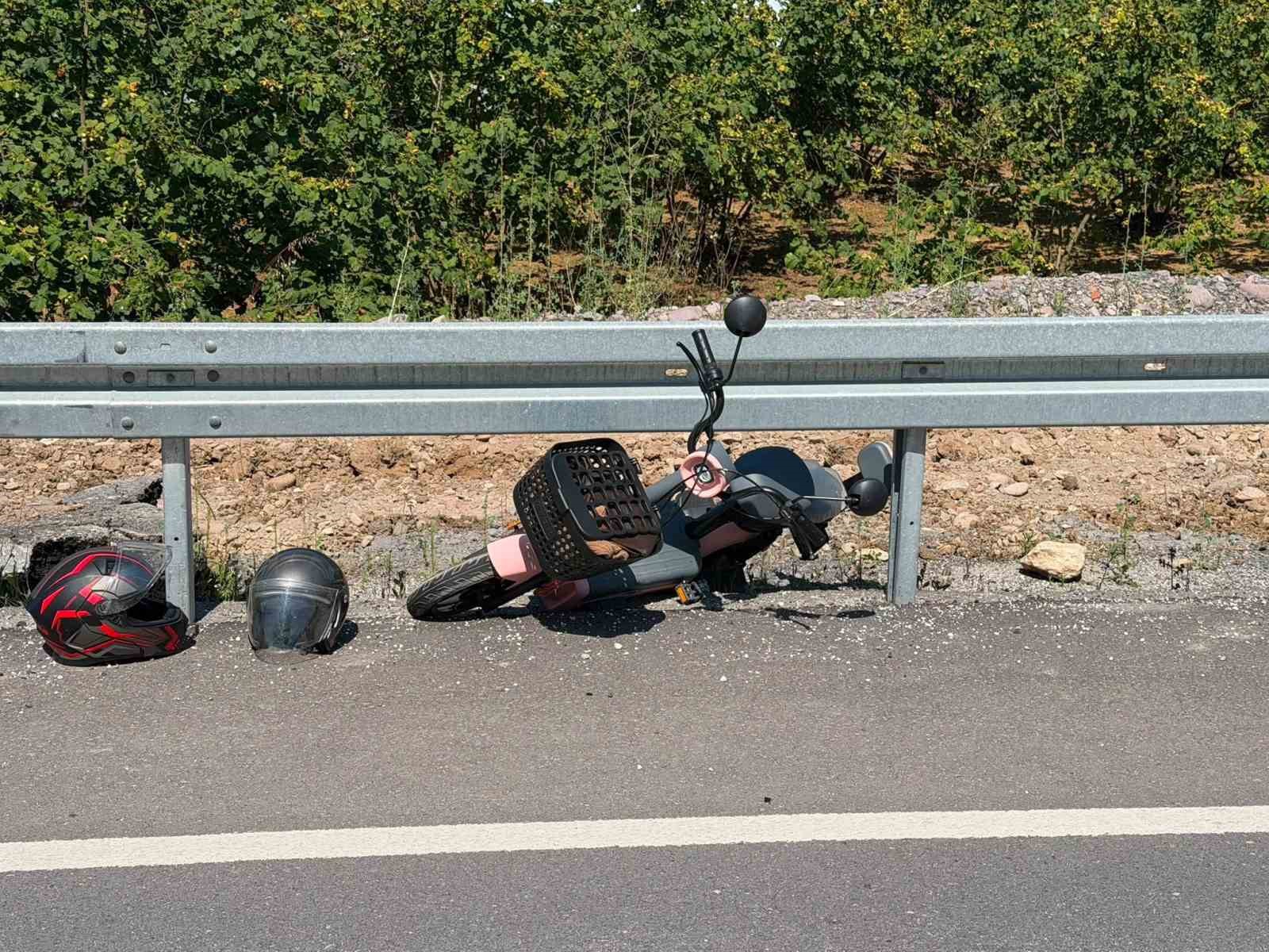 direksiyon-hakimiyetini-kaybeden-motosiklet-surucusu-bariyere-carpti-1-yarali