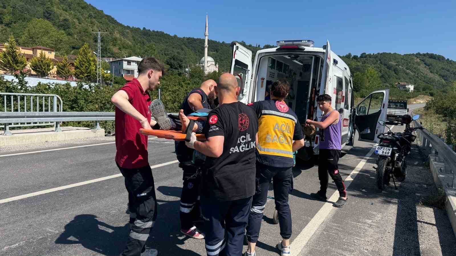 direksiyon-hakimiyetini-kaybeden-motosiklet-surucusu-bariyere-carpti-1-yarali
