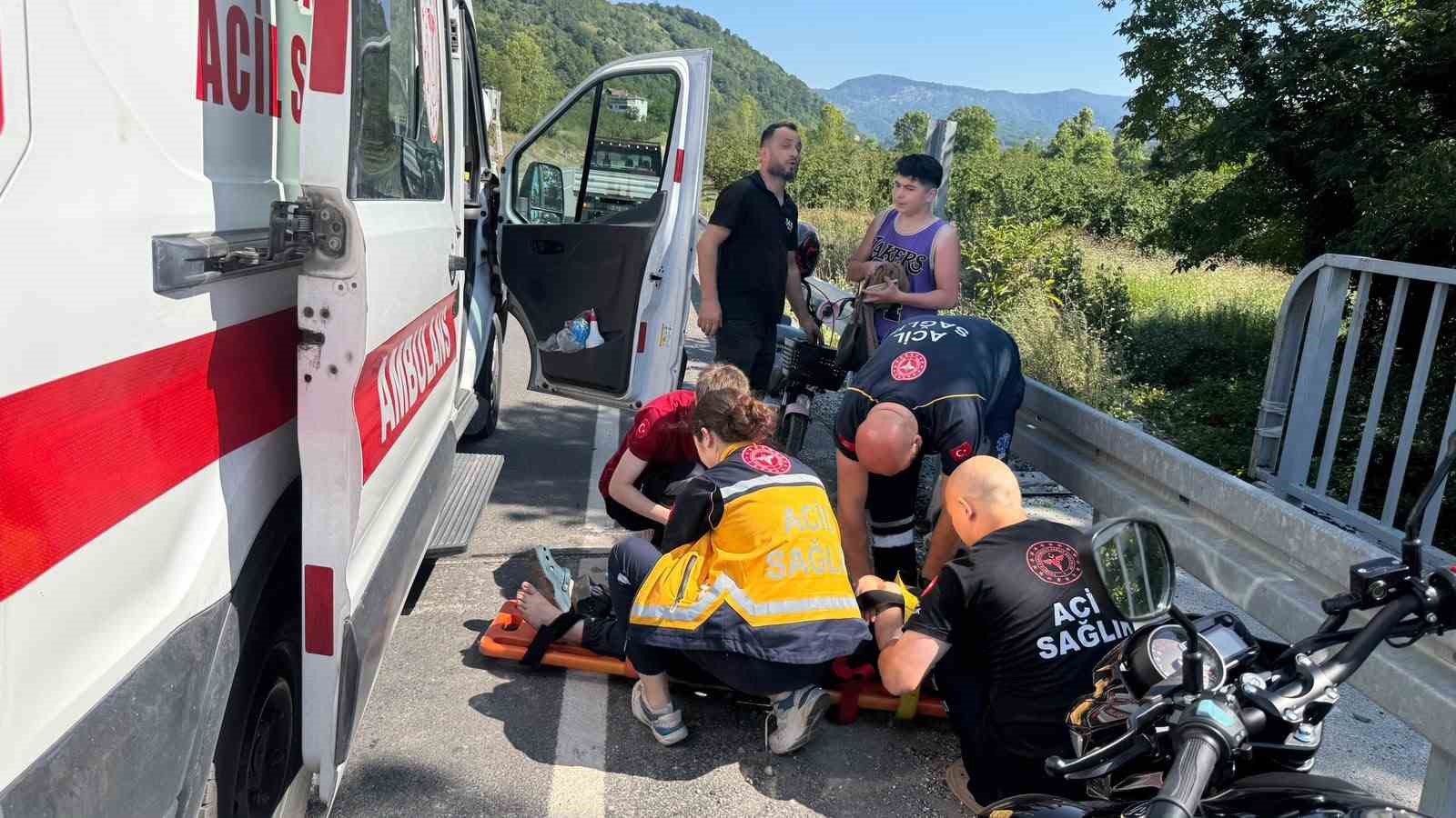 direksiyon-hakimiyetini-kaybeden-motosiklet-surucusu-bariyere-carpti-1-yarali