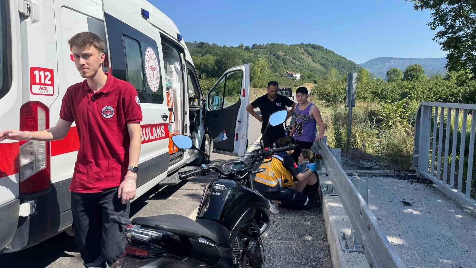 direksiyon-hakimiyetini-kaybeden-motosiklet-surucusu-bariyere-carpti-1-yarali