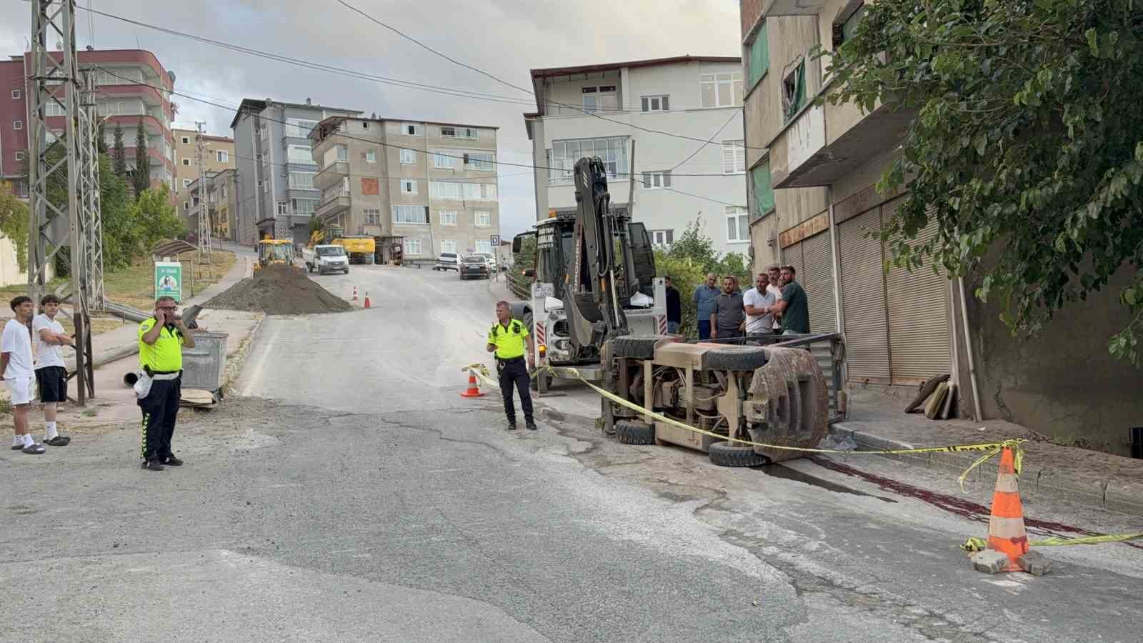forklift-rampa-asagi-inerken-devrildi-1i-agir-2-yarali