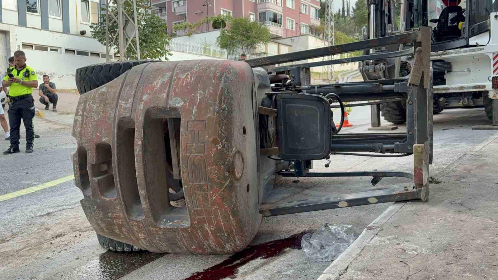 forklift-rampa-asagi-inerken-devrildi-1i-agir-2-yarali