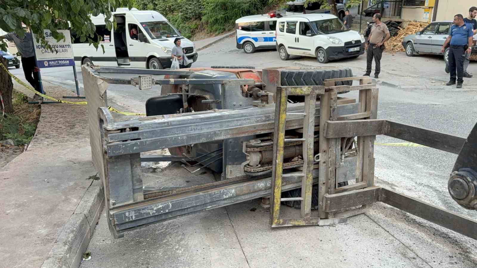 forklift-rampa-asagi-inerken-devrildi-1i-agir-2-yarali