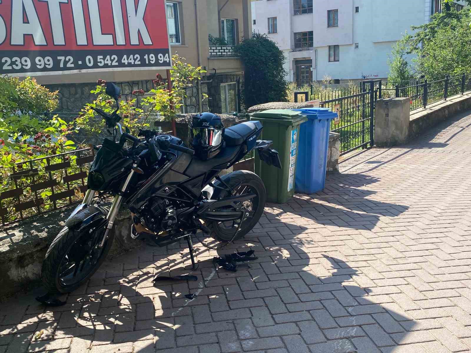 hafif-ticari-araca-carparak-savrulan-motosikletli-yaralandi