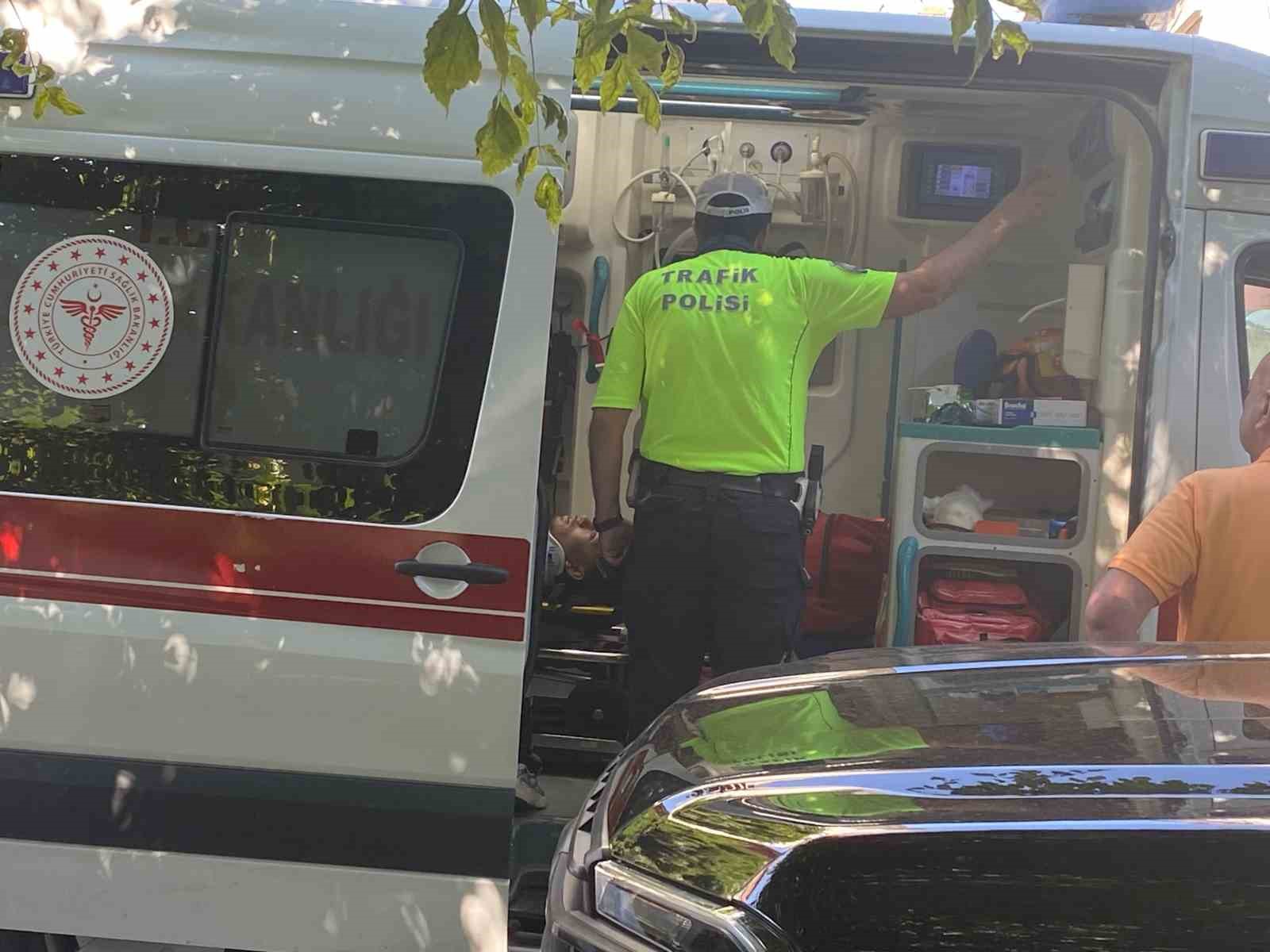 hafif-ticari-araca-carparak-savrulan-motosikletli-yaralandi