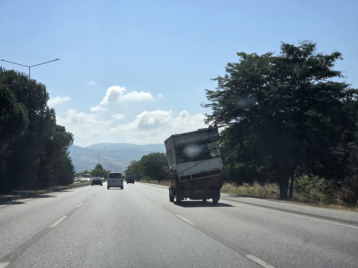 hurda-kasalari-egik-sekilde-tasiyan-kamyonet-tehlike-olusturdu