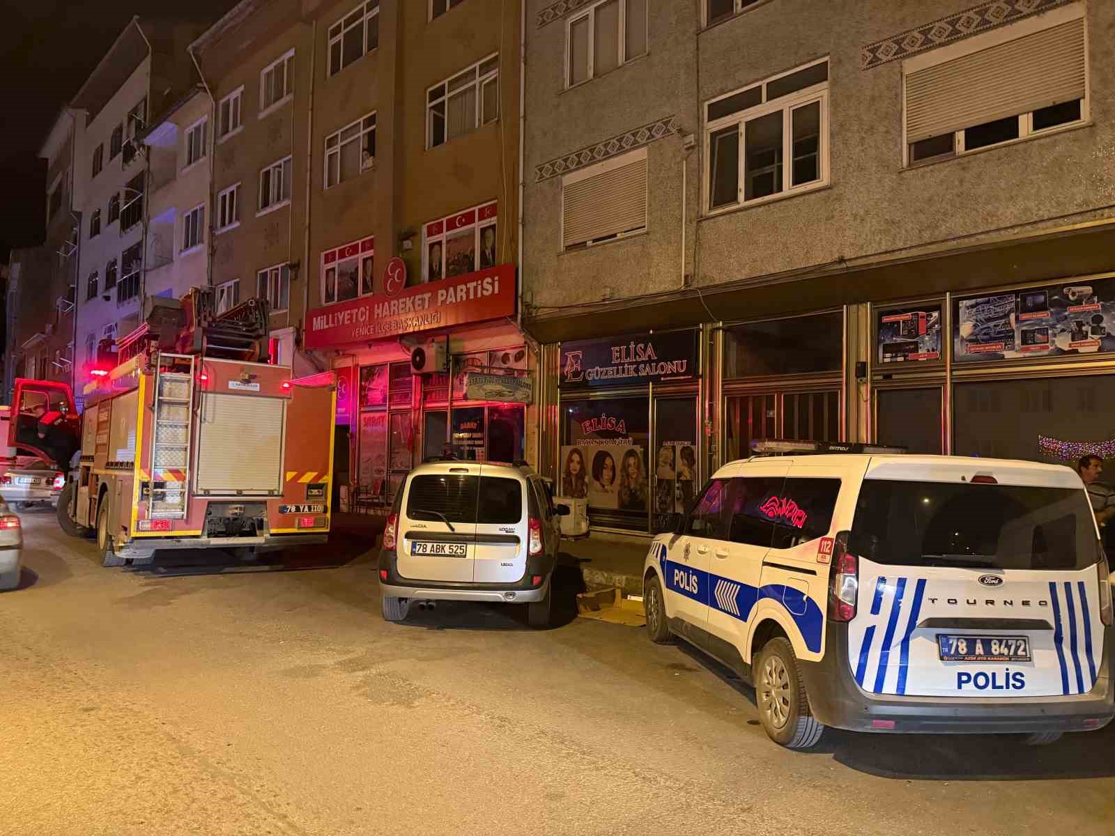 karabukte-dehset-esinin-bogazini-keserek-oldurdu