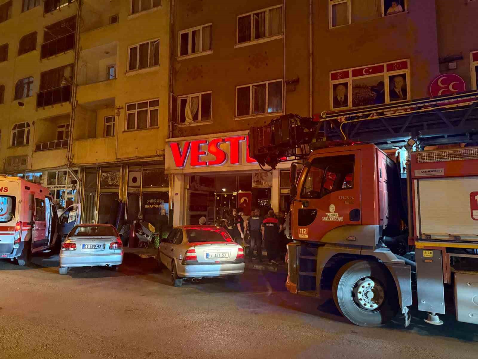 karabukte-dehset-esinin-bogazini-keserek-oldurdu