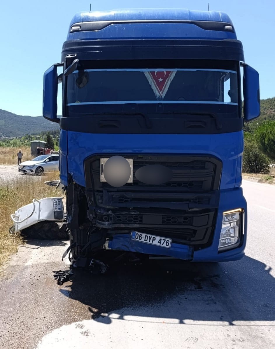 karabukte-tir-ile-traktor-carpisti-1-agir-yarali