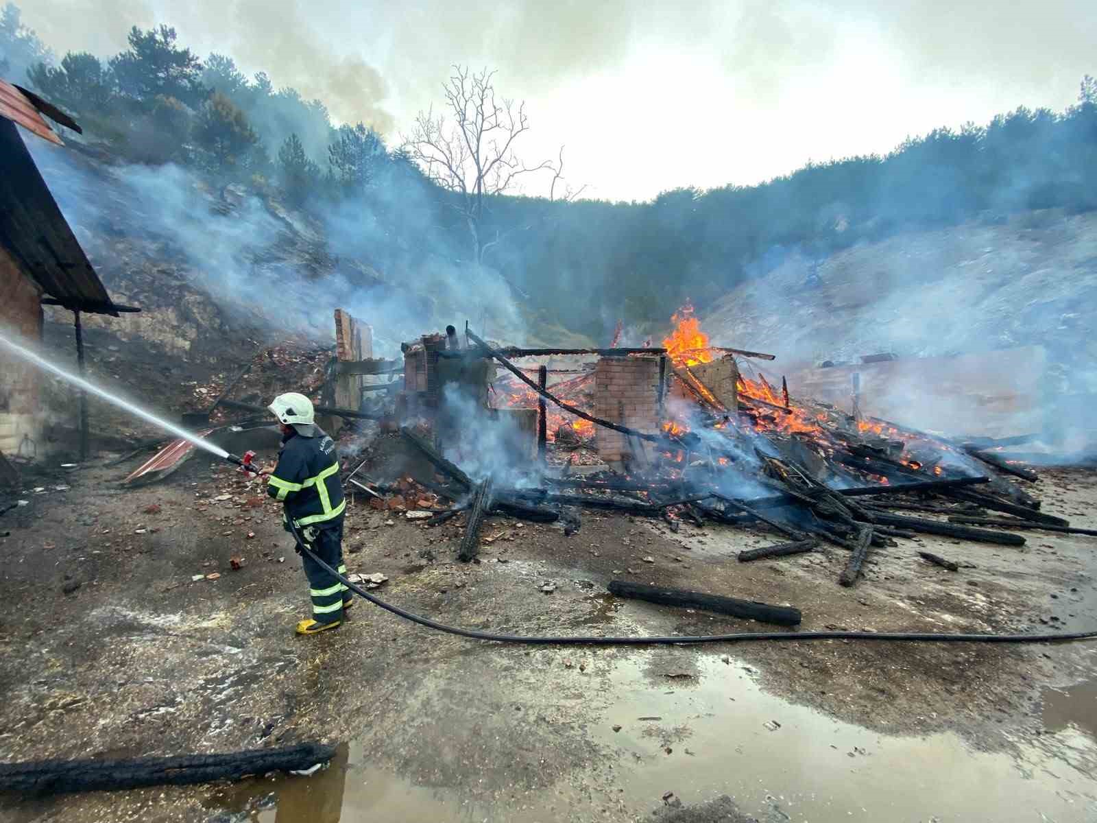 kastamonuda-evde-cikan-yangin-ormana-sicradi