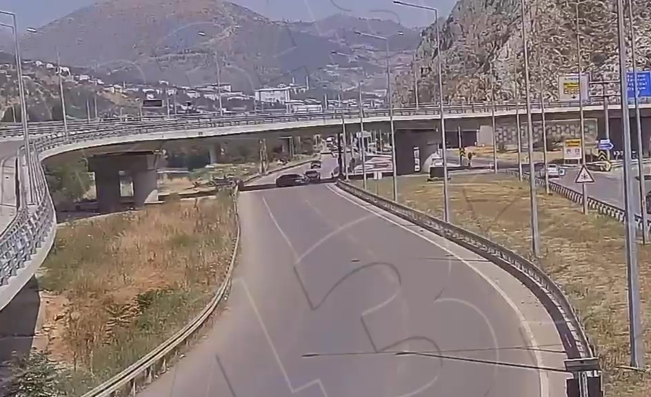 kavsagi-kacirdi-kazaya-yol-acti-4-kisinin-yaralandigi-feci-kaza-kamerada