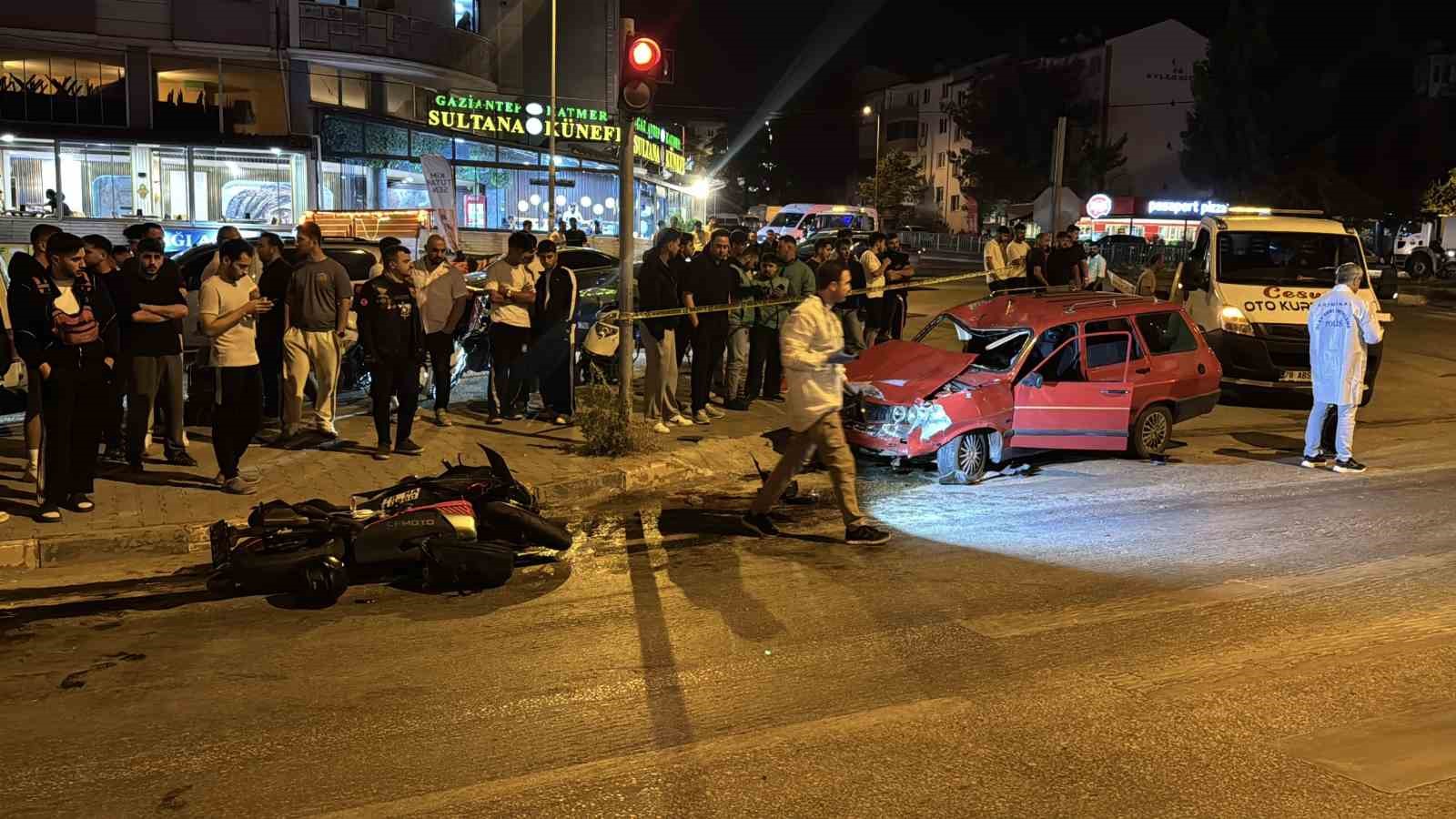 kirmizi-isik-ihlali-felaket-getirdi-otomobilin-carptigi-motosikletli-agir-yaralandi