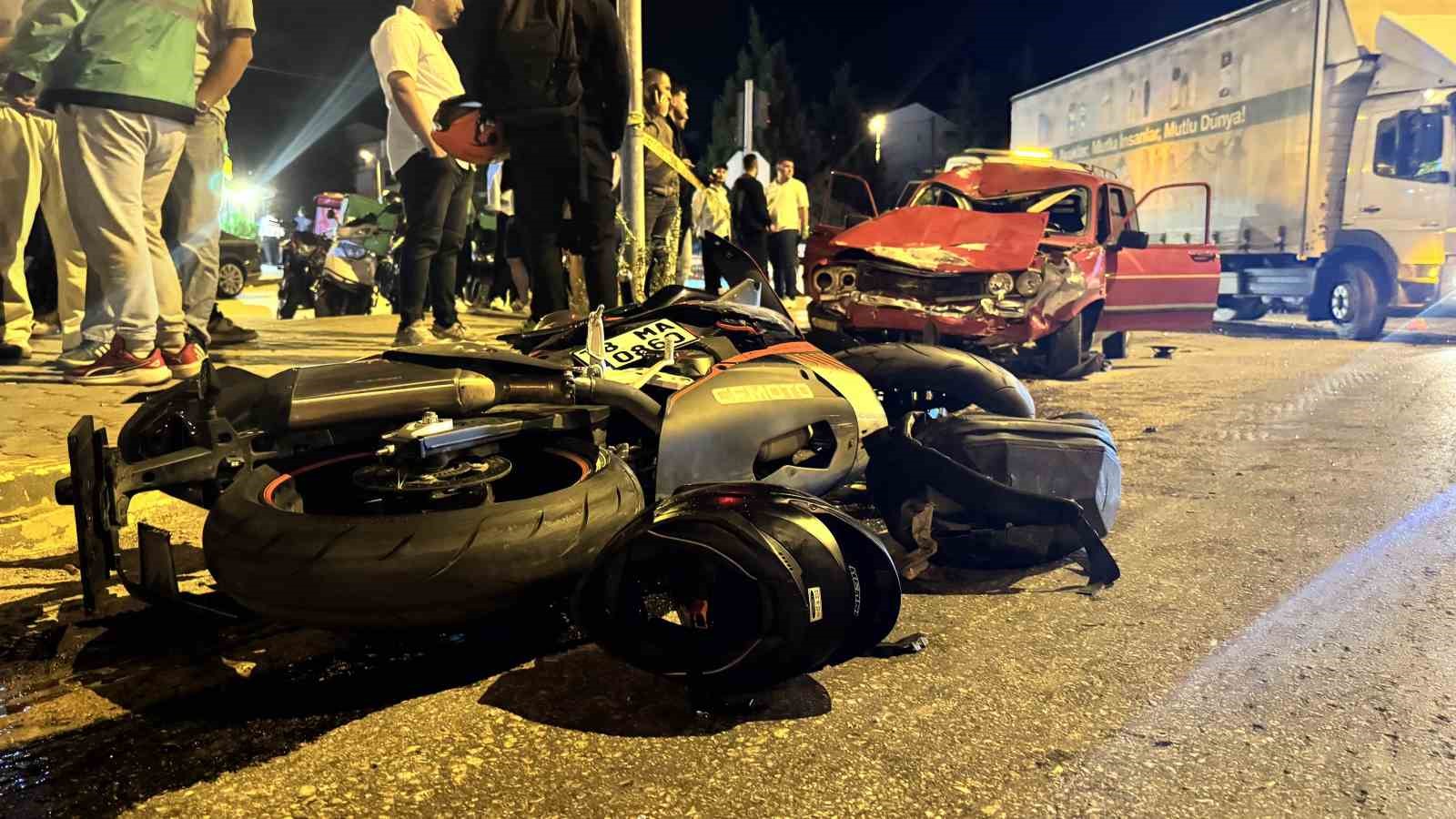 kirmizi-isik-ihlali-felaket-getirdi-otomobilin-carptigi-motosikletli-agir-yaralandi