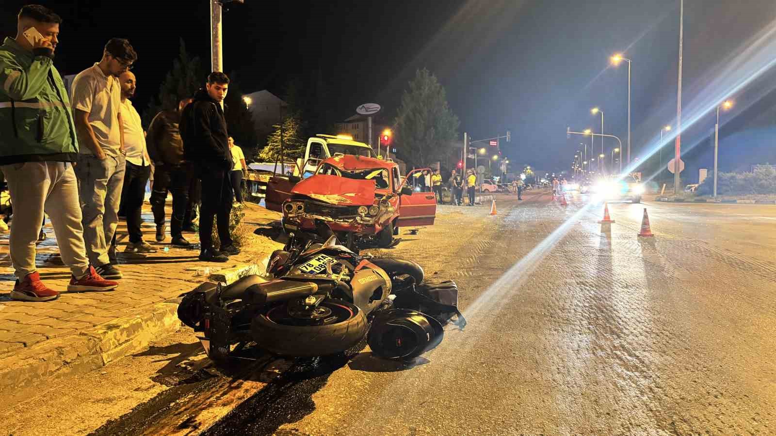 kirmizi-isik-ihlali-felaket-getirdi-otomobilin-carptigi-motosikletli-agir-yaralandi