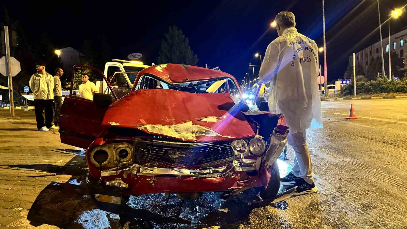kirmizi-isik-ihlali-felaket-getirdi-otomobilin-carptigi-motosikletli-agir-yaralandi