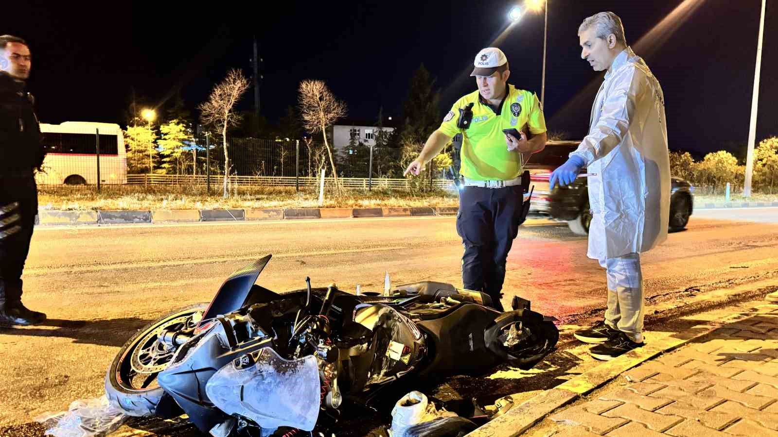 kirmizi-isik-ihlali-felaket-getirdi-otomobilin-carptigi-motosikletli-agir-yaralandi