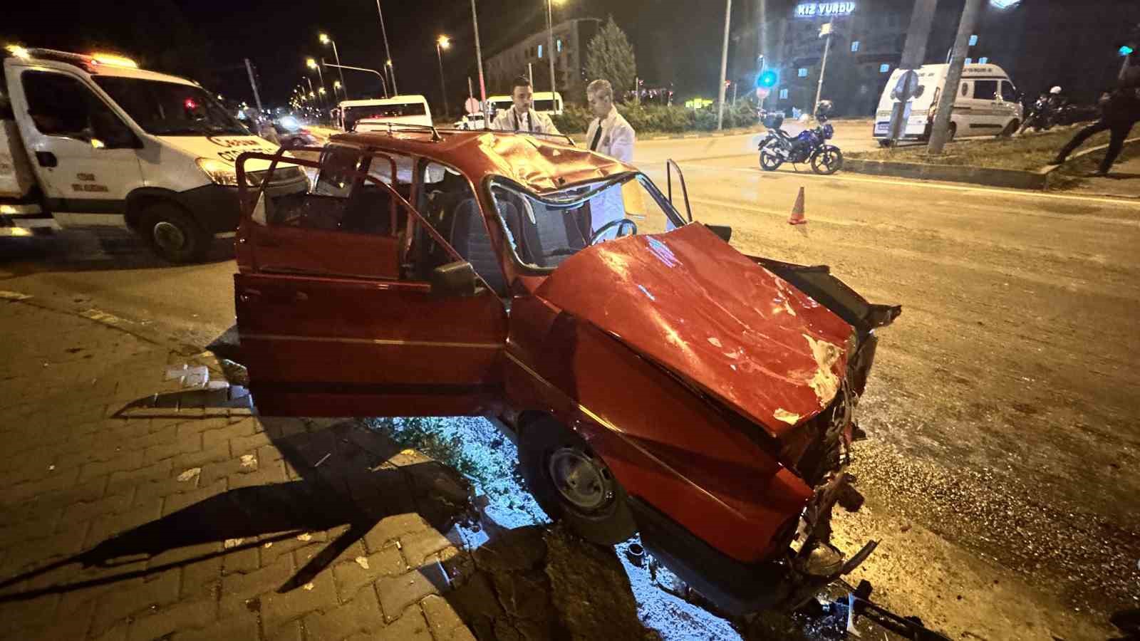 kirmizi-isik-ihlali-felaket-getirdi-otomobilin-carptigi-motosikletli-agir-yaralandi