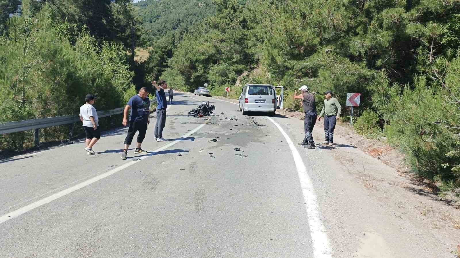 motosiklet-ile-minibus-carpisti-motosiklet-surucusu-hayatini-kaybetti