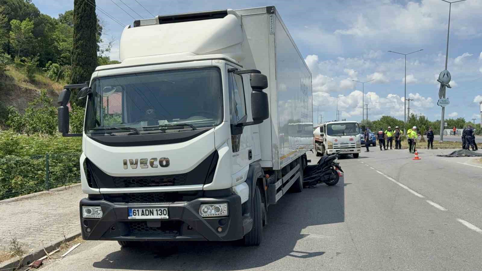 motosiklet-kamyonun-tekerleri-arasina-ok-gibi-saplandi-emekli-komiser-yardimcisi-hayatini-kaybetti