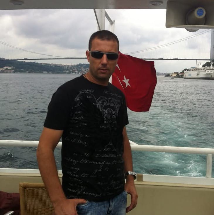 motosiklet-kamyonun-tekerleri-arasina-ok-gibi-saplandi-emekli-komiser-yardimcisi-hayatini-kaybetti