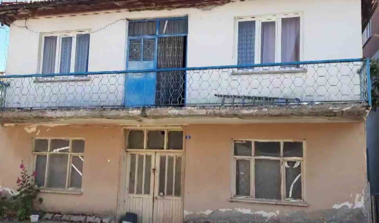 ogluyla-mahkemelik-olan-90-yasindaki-anneye-icra-soku-evsiz-kalma-tehlikesiyle-karsi-karsiya