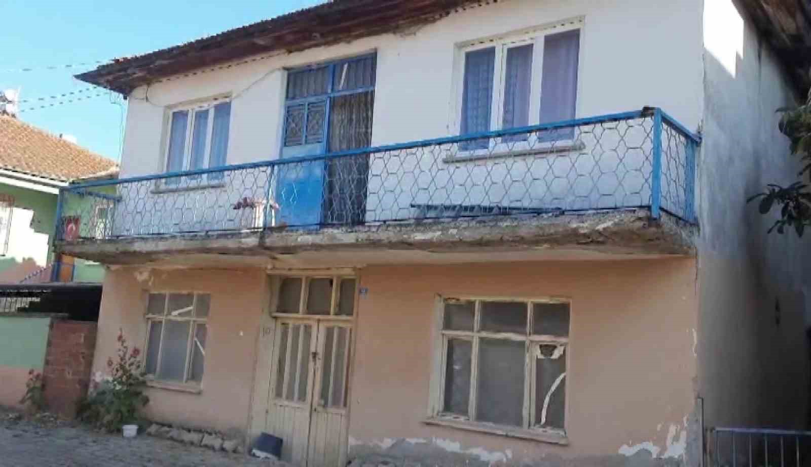 ogluyla-mahkemelik-olan-90-yasindaki-anneye-icra-soku-evsiz-kalma-tehlikesiyle-karsi-karsiya