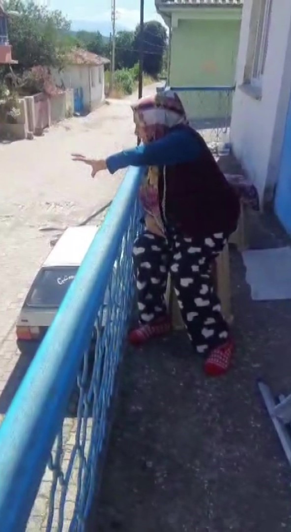 ogluyla-mahkemelik-olan-90-yasindaki-anneye-icra-soku-evsiz-kalma-tehlikesiyle-karsi-karsiya