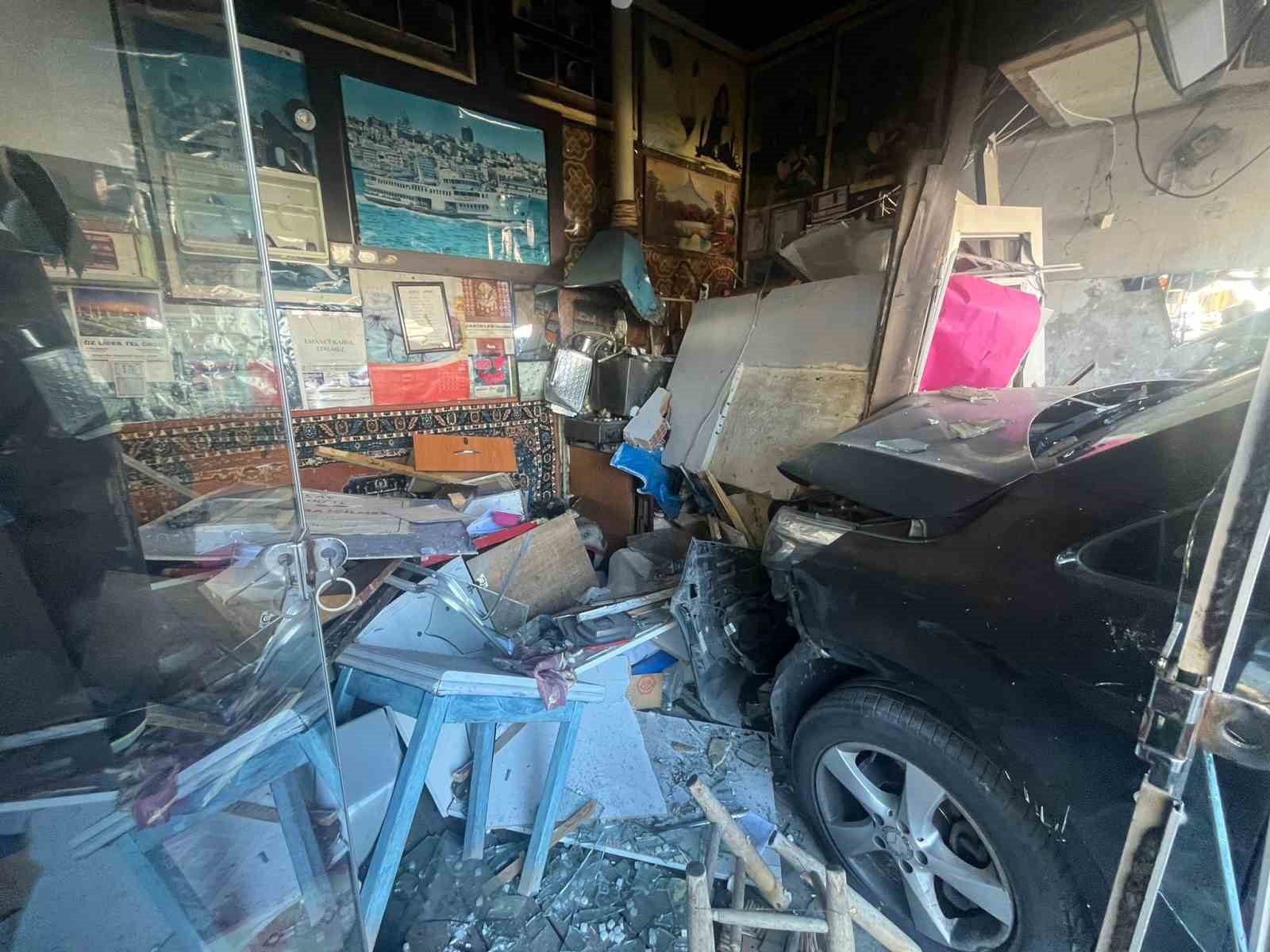 once-park-halindeki-araclari-bicti-sonra-is-yerine-daldi
