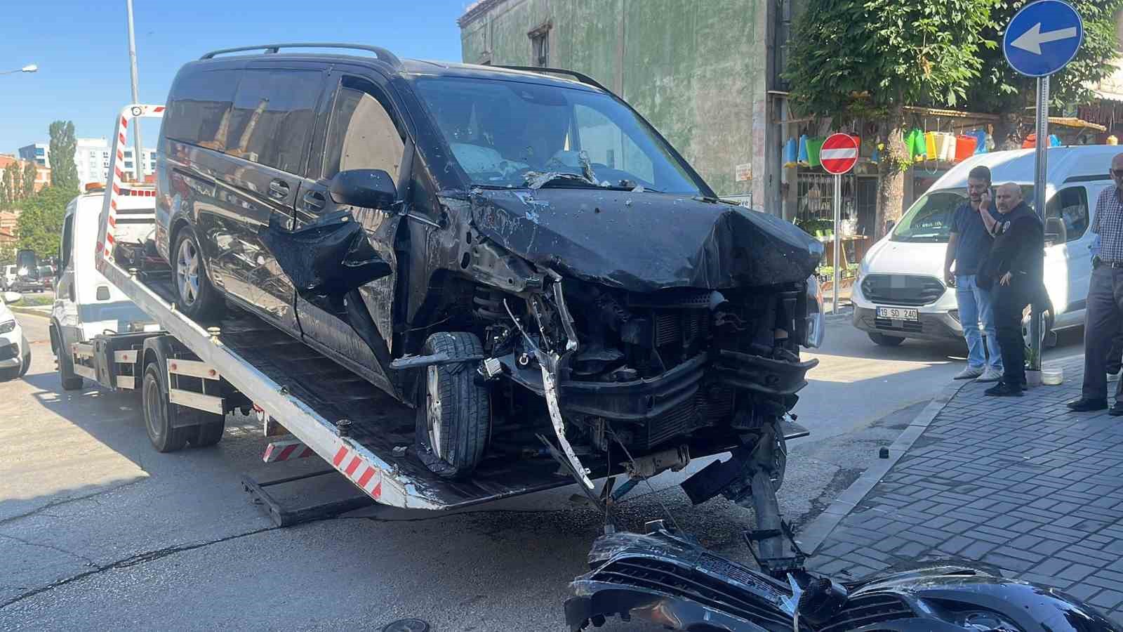once-park-halindeki-araclari-bicti-sonra-is-yerine-daldi