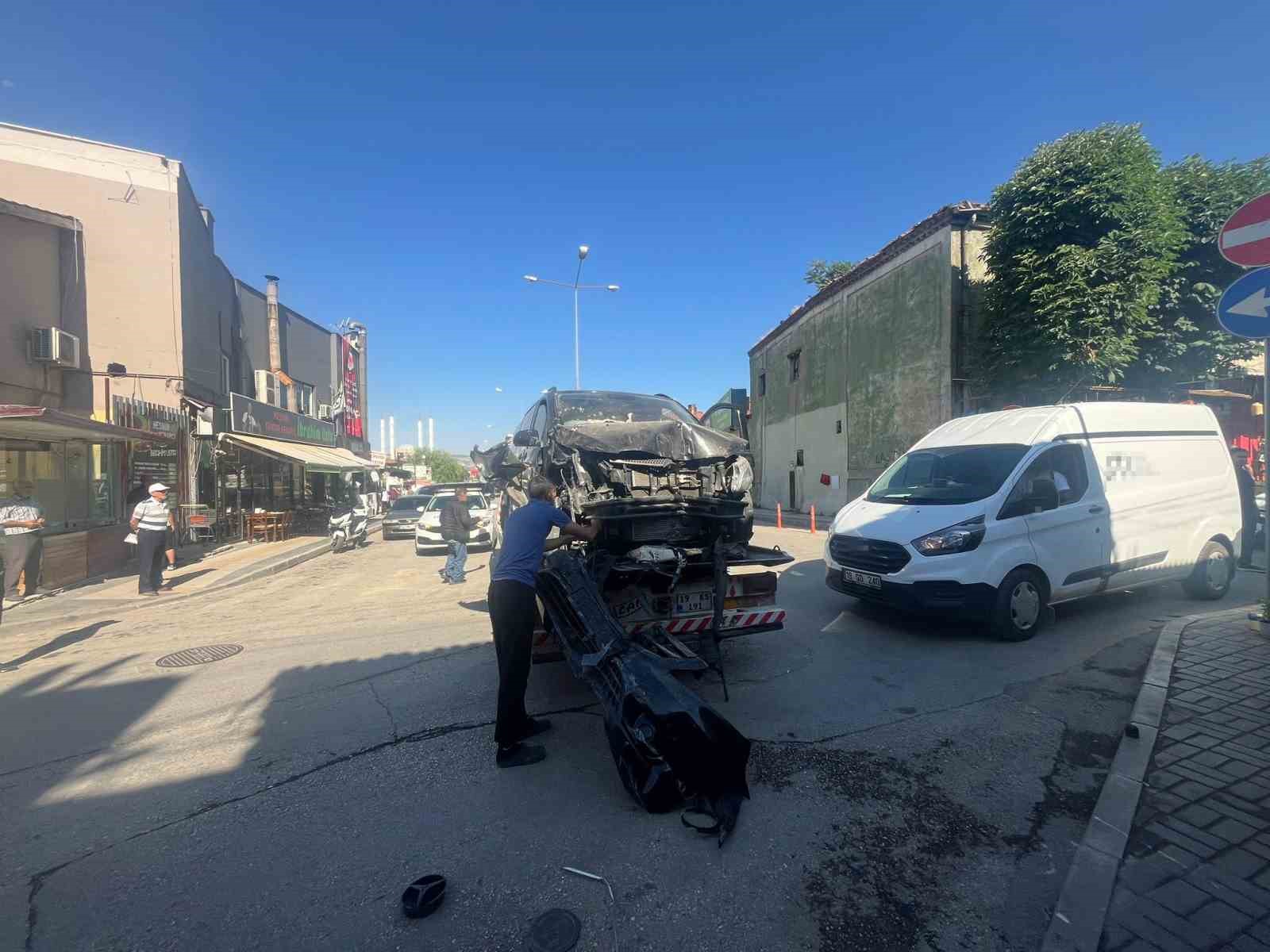 once-park-halindeki-araclari-bicti-sonra-is-yerine-daldi