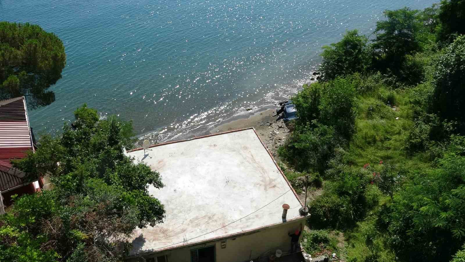 orduda-otomobil-30-metreden-deniz-kiyisina-uctu-ucak-dusuyor-zannettim
