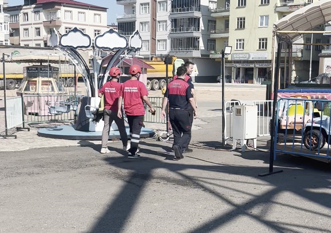 orduda-otomobilin-egzoz-muhafazasina-sikisan-yavru-kedi-kurtarildi