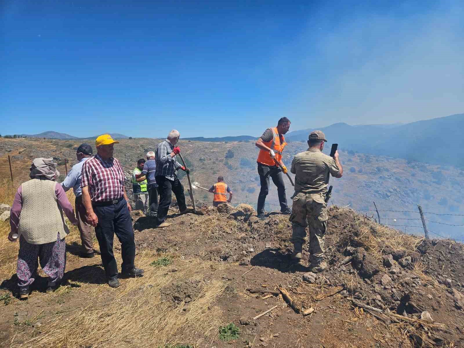 orduda-tarim-arazisinde-cikan-yanginda-5-samanlik-yandi