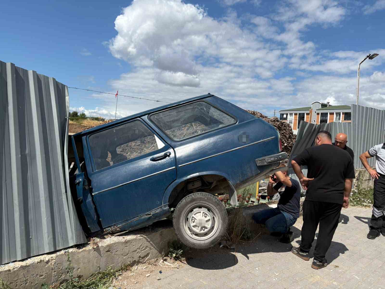 otomobil-fabrika-sahasina-uctu-1-yarali