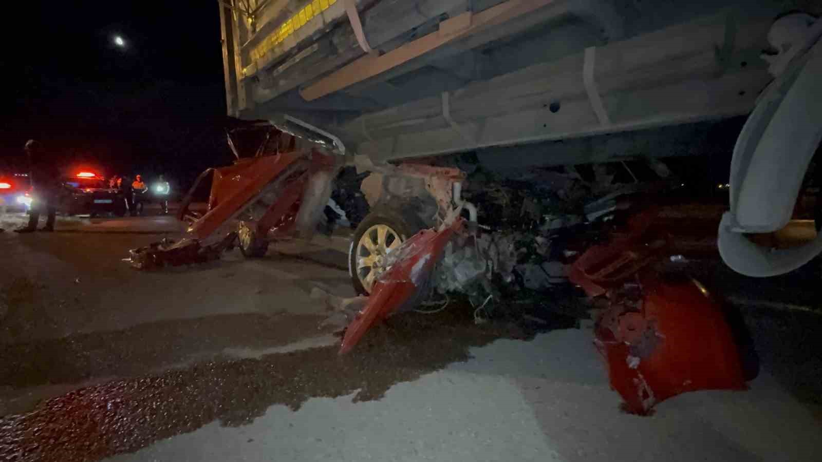 otomobil-tirin-dorsesine-ok-gibi-saplandi-1-agir-yarali