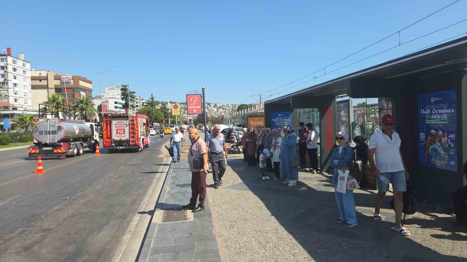 otomobil-tramvay-istasyonuna-carpti-3-yarali