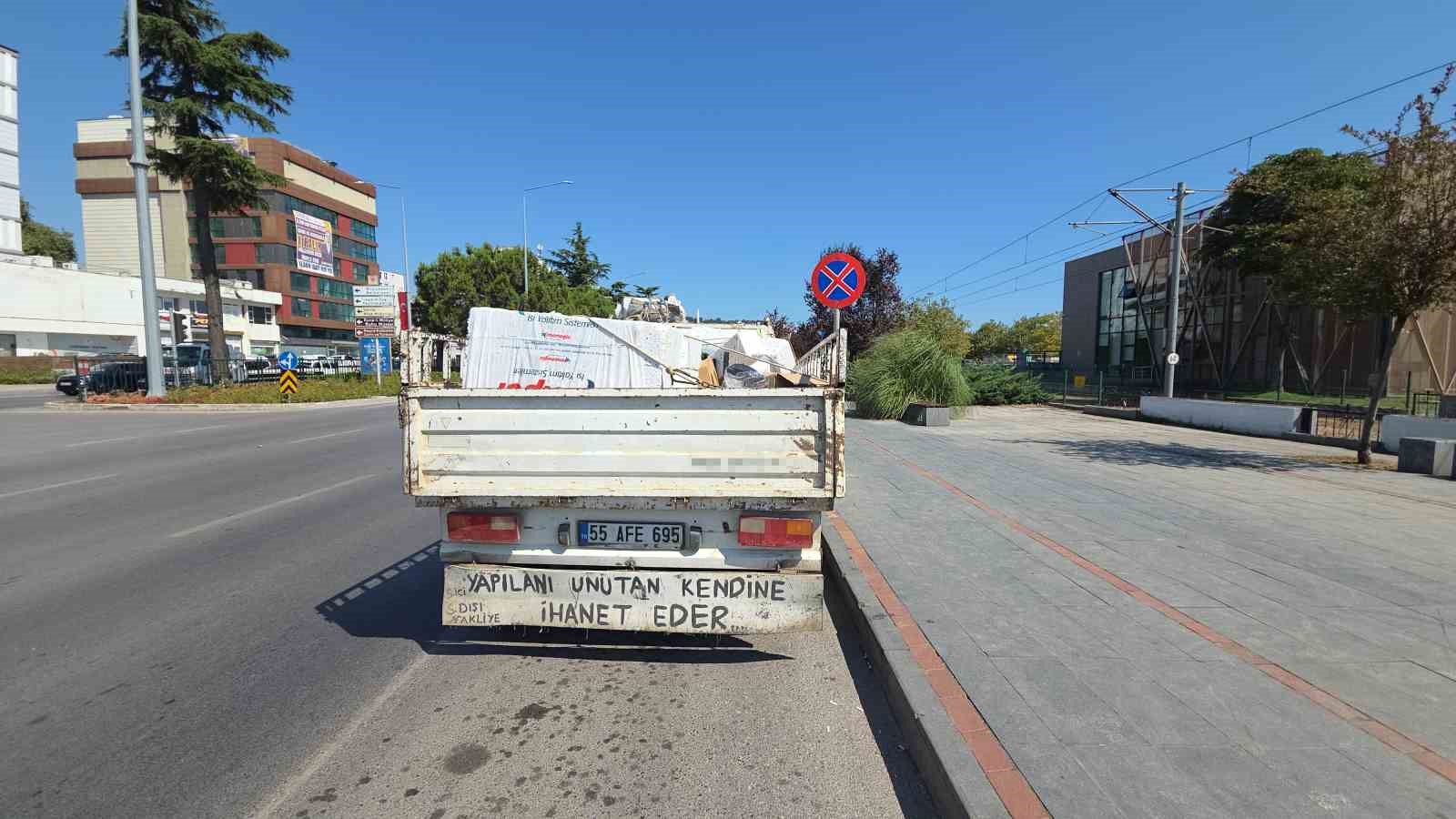 otomobil-tramvay-istasyonuna-carpti-3-yarali