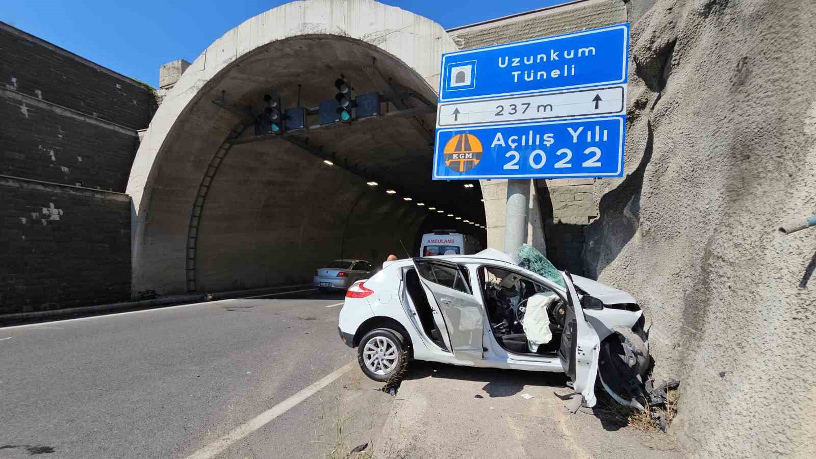otomobil-tunel-girisindeki-tabelaya-ok-gibi-saplandi