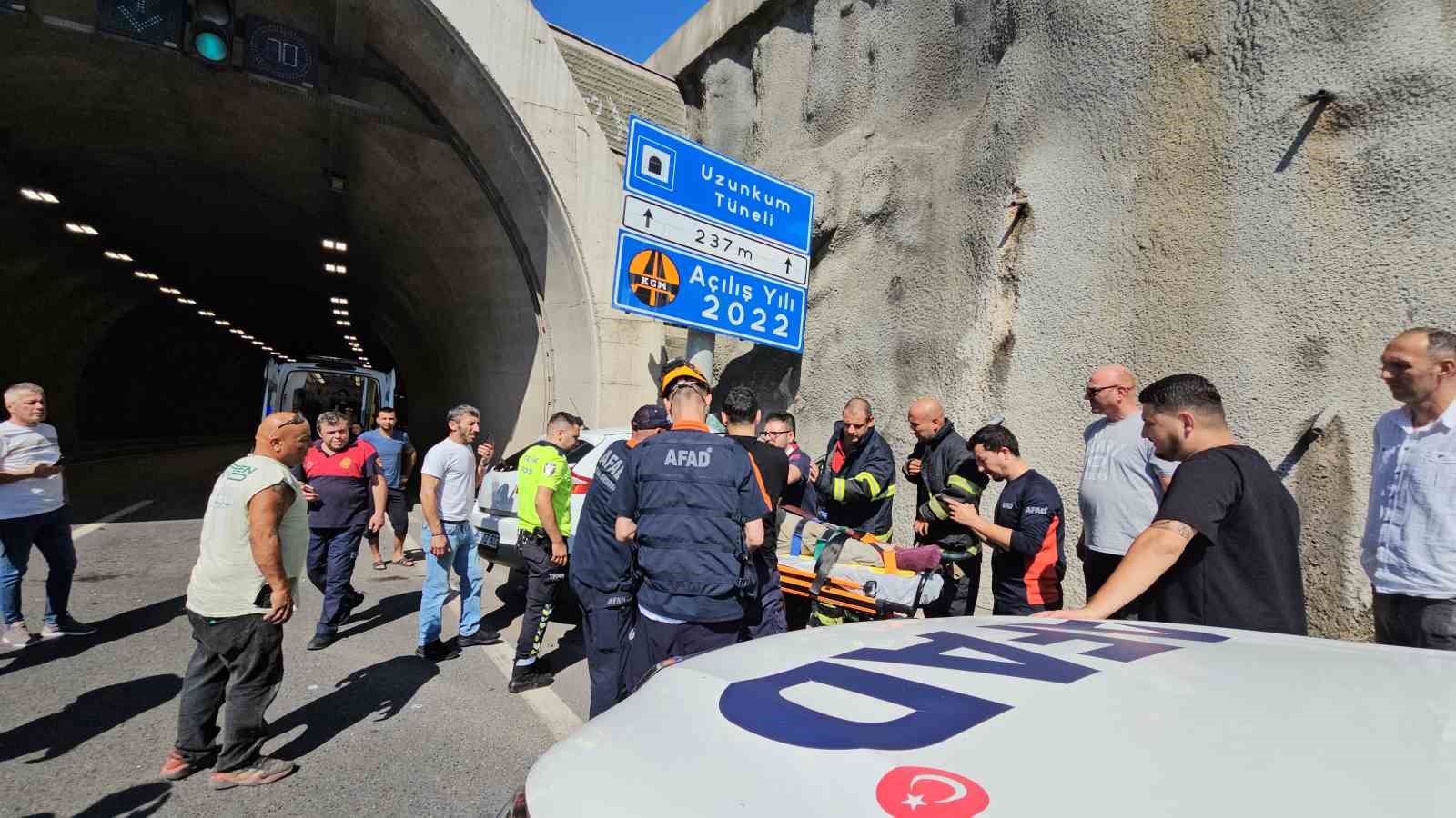 otomobil-tunel-girisindeki-tabelaya-ok-gibi-saplandi