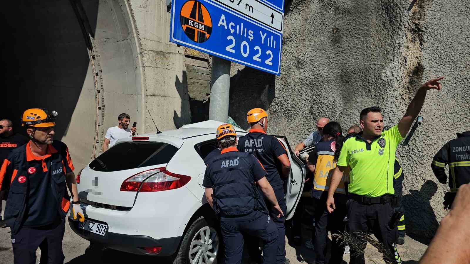 otomobil-tunel-girisindeki-tabelaya-ok-gibi-saplandi