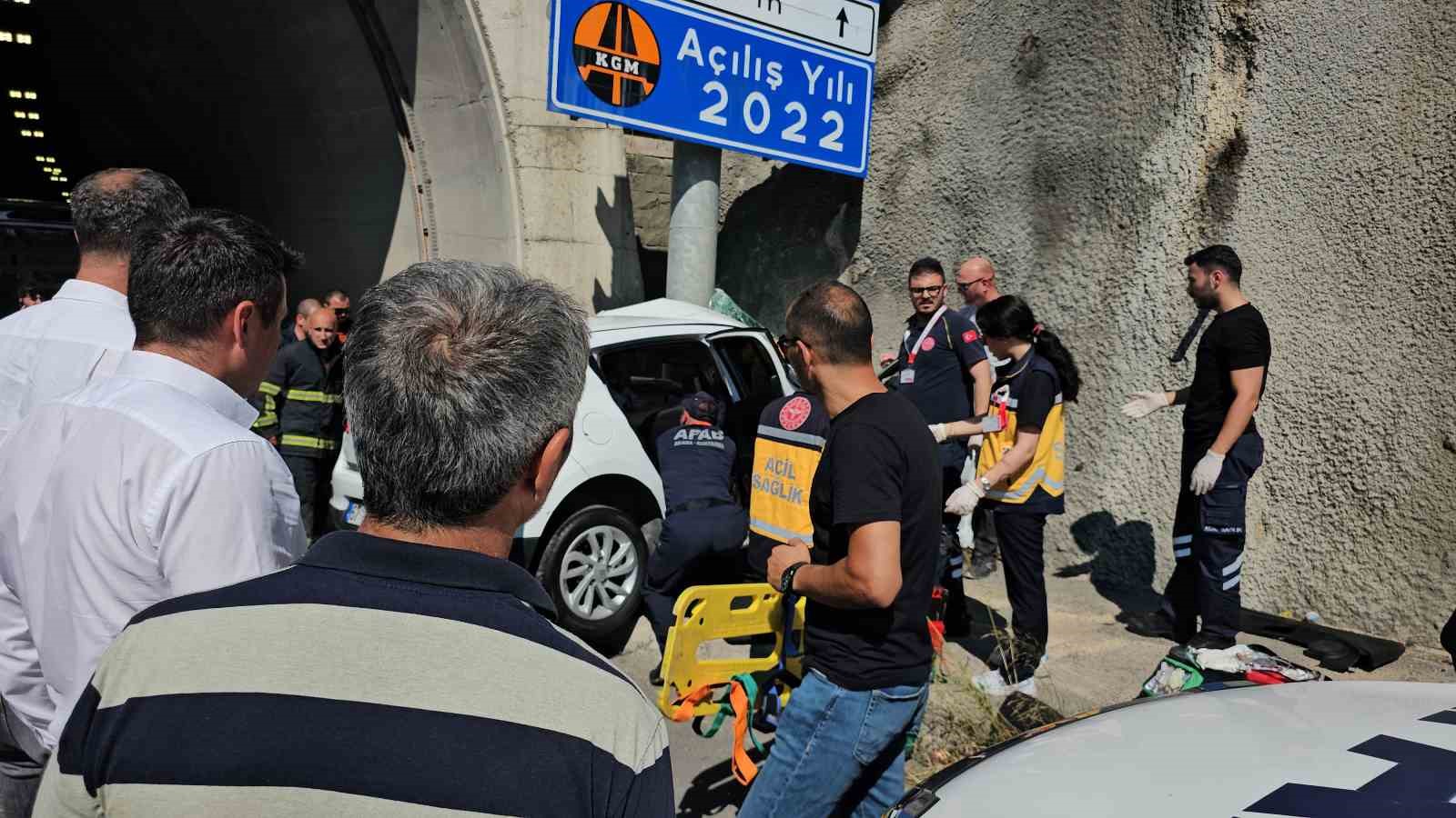 otomobil-tunel-girisindeki-tabelaya-ok-gibi-saplandi