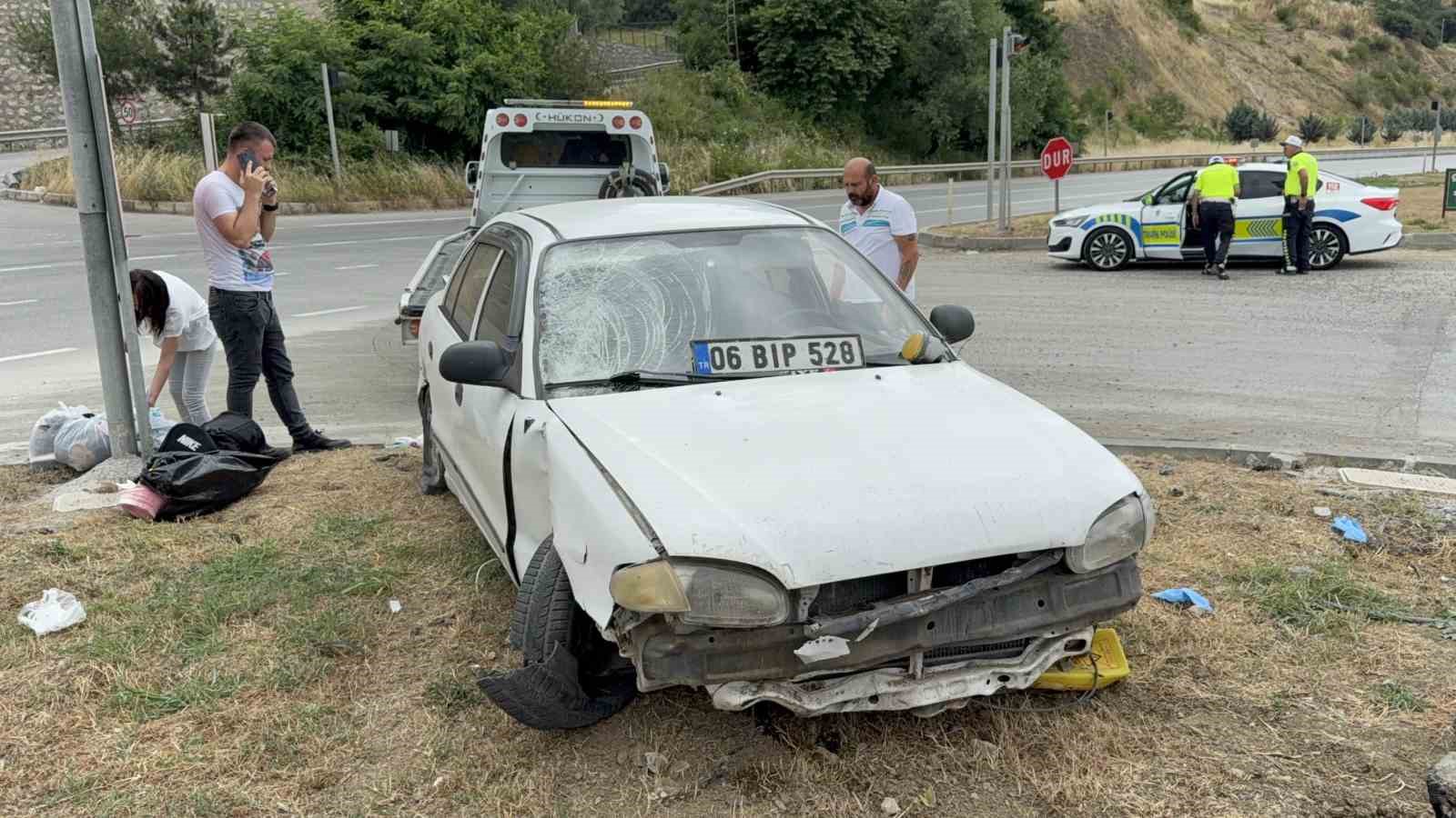 otomobilin-refuje-ciktigi-kaza-maddi-hasarla-atlatildi