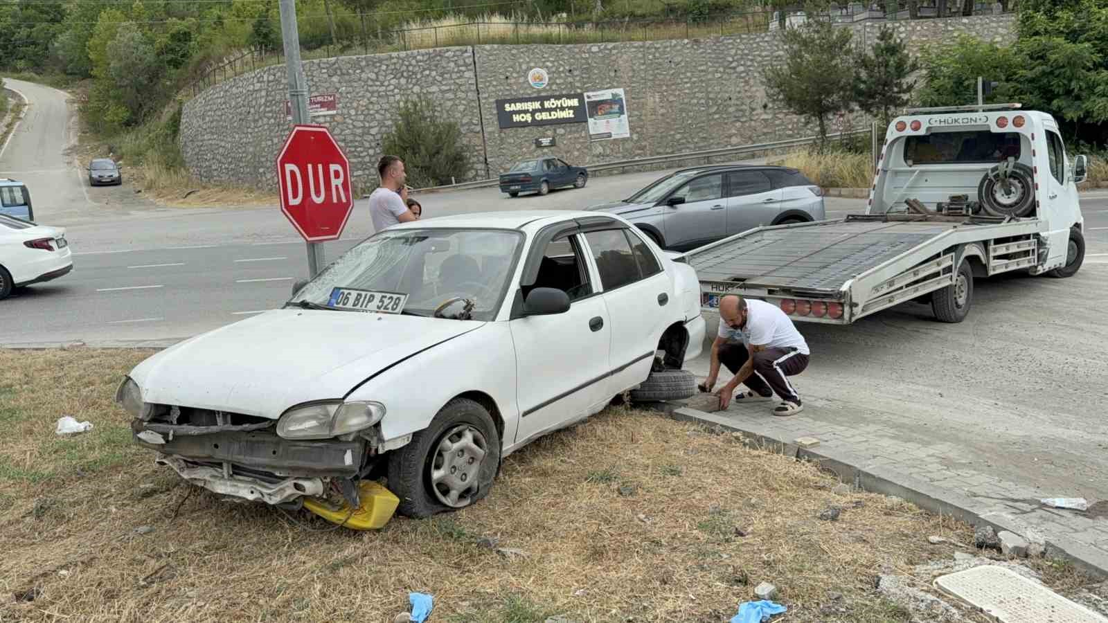 otomobilin-refuje-ciktigi-kaza-maddi-hasarla-atlatildi