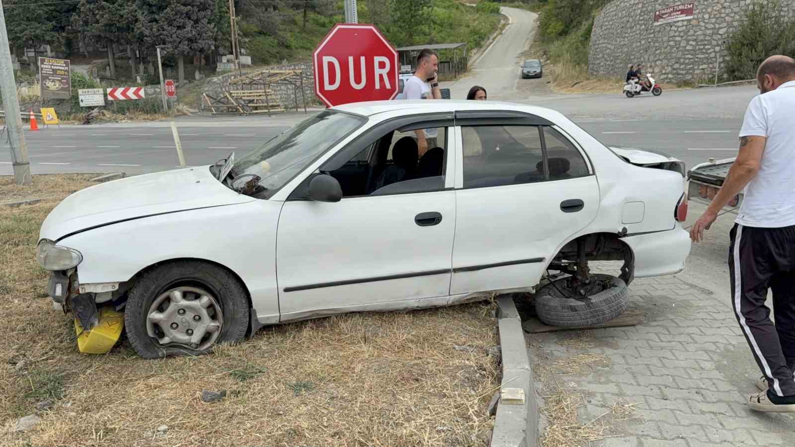 otomobilin-refuje-ciktigi-kaza-maddi-hasarla-atlatildi
