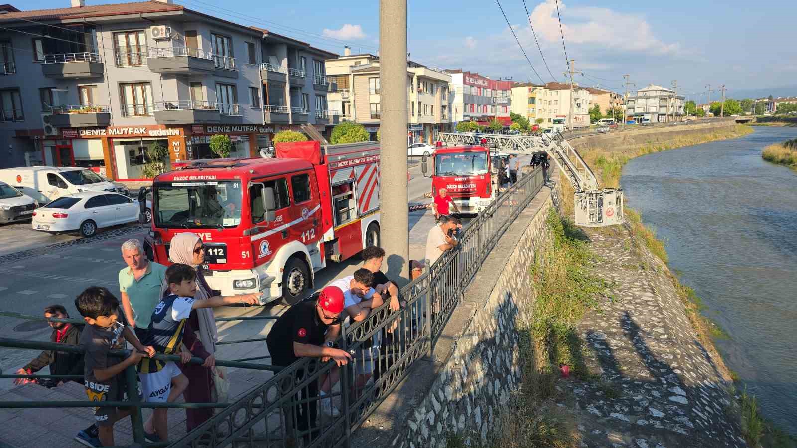 oz-cekim-yaparken-kopruden-dusen-genc-kiz-yaralandi